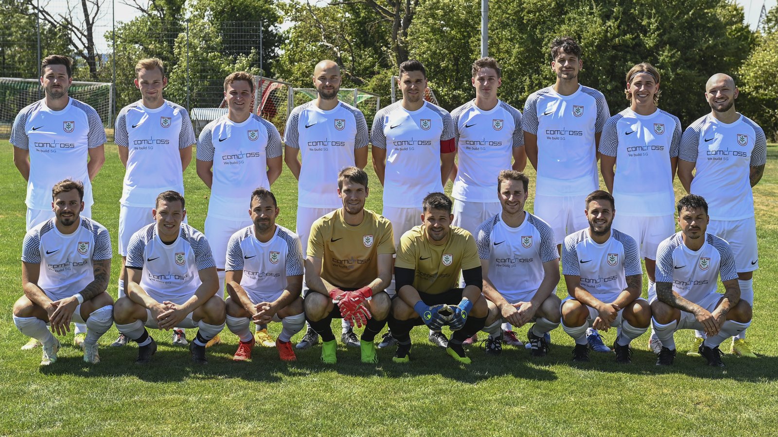 Der frischgebackene Bezirksligist TSV Nussdorf spielt in dieser Saison mit (hinten von links): Thorsten Josenhans, Bastian Werthwein, Jan Riedel, Heiko Dieterle, Samuel Grözinger, David Grözinger, Timo Bopp, Manuel Gayer und Nils Gutscher sowie (vorne von links): Marco Klein, Marcel Gerschwitz, Roberto-Alessandro Ancona, Sebastian Prietz, Kim Berberich, Spielertrainer Johannes Wizemann, Co-Spielertrainer Nikola Ristomanov und Benjamin Langhans. Foto: Leitner Der frischgebackene Bezirksligist TSV Nussdorf spielt in dieser Saison mit (hinten von links): Thorsten Josenhans, Bastian Werthwein, Jan Riedel, Heiko Dieterle, Samuel Grözinger, David Grözinger, Timo Bopp, Manuel Gayer und Nils Gutscher sowie (vorne von links): Marco Klein, Marcel Gerschwitz, Roberto-Alessandro Ancona, Sebastian Prietz, Kim Berberich, Spielertrainer Johannes Wizemann, Co-Spielertrainer Nikola Ristomanov und Benjamin Langhans. Foto: Leitner