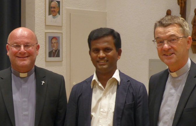 Claus Schmidt (links) übergibt sein Amt als Dekan von Mühlacker an Pfarrer Dr. David Pankiraj; Domkapitular Dr. Klaus Krämer (rechts) leitete die Wahl. <span class='image-autor'>Foto: Knecht</span>