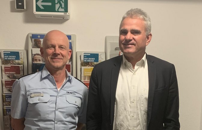 Im Austausch: Postenleiter Bernd Nagel (links) und Bürgermeister Holger Albrich. <span class='image-autor'>Foto: Stadt</span>