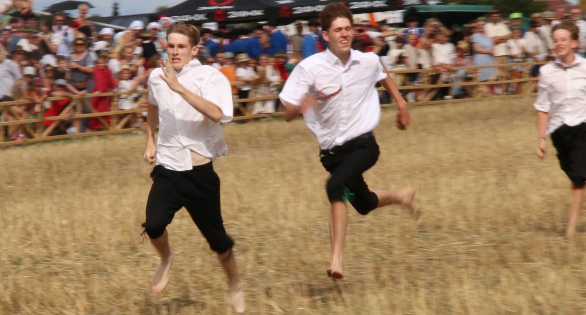 Schäferlauf Markgröningen Festprogramm Stoppelfeld Wettlauf Männer Schäfer Foto: Mross