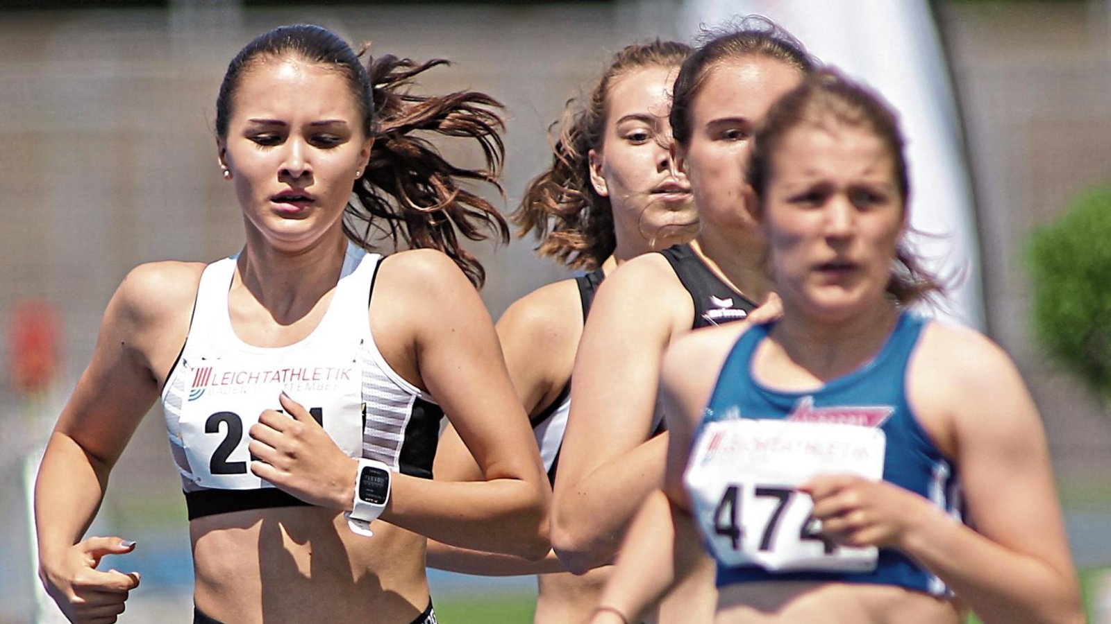 Svenja Groß (links) hatte sich als einzige Athletin des TSV Ensingen für die baden-württembergischen Meisterschaften qualifiziert. Foto: Görlitz Svenja Groß (links) hatte sich als einzige Athletin des TSV Ensingen für die baden-württembergischen Meisterschaften qualifiziert. Foto: Görlitz