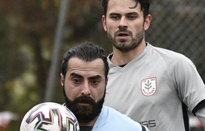 Mit Erkan Nakis (vorne) hat der TSV Häfnerhaslach das letzte Spiel im alten Jahr bestritten. Am Sonntag geht es für die Elf vom Heiligenberg in Roßwag weiter.  <span class='image-autor'>Foto: Leitner</span>