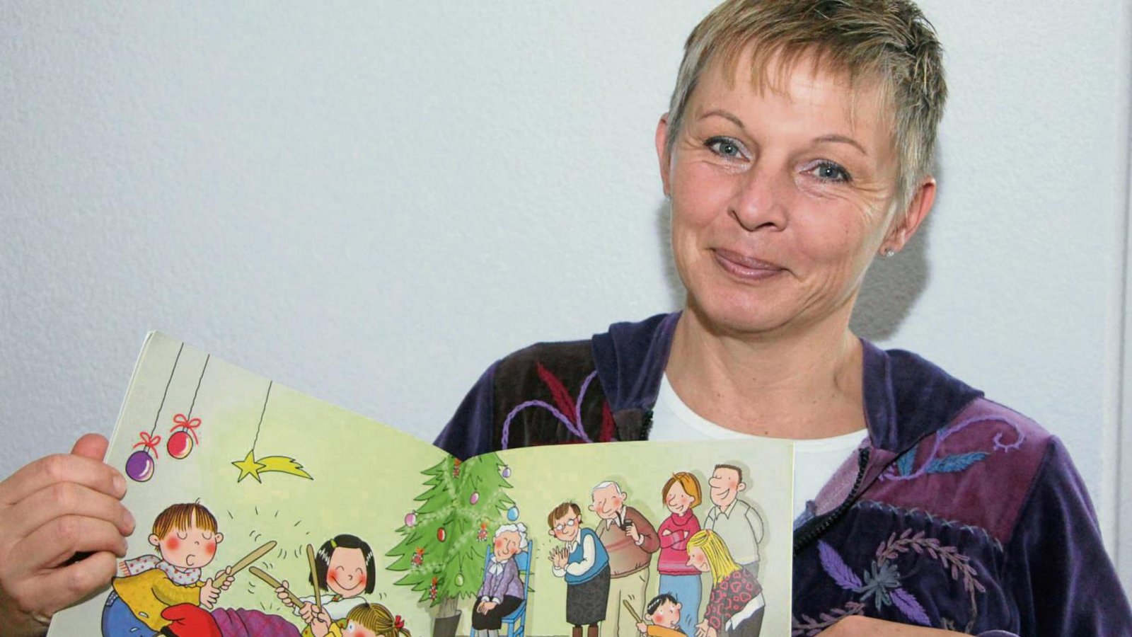 Angelika del Chin aus Oberriexingen zeigt ein Kinderbuch, in dem Weihnachtsbräuche aus Katalonien dargestellt sind. Foto: Gergen Angelika del Chin aus Oberriexingen zeigt ein Kinderbuch, in dem Weihnachtsbräuche aus Katalonien dargestellt sind. Foto: Gergen