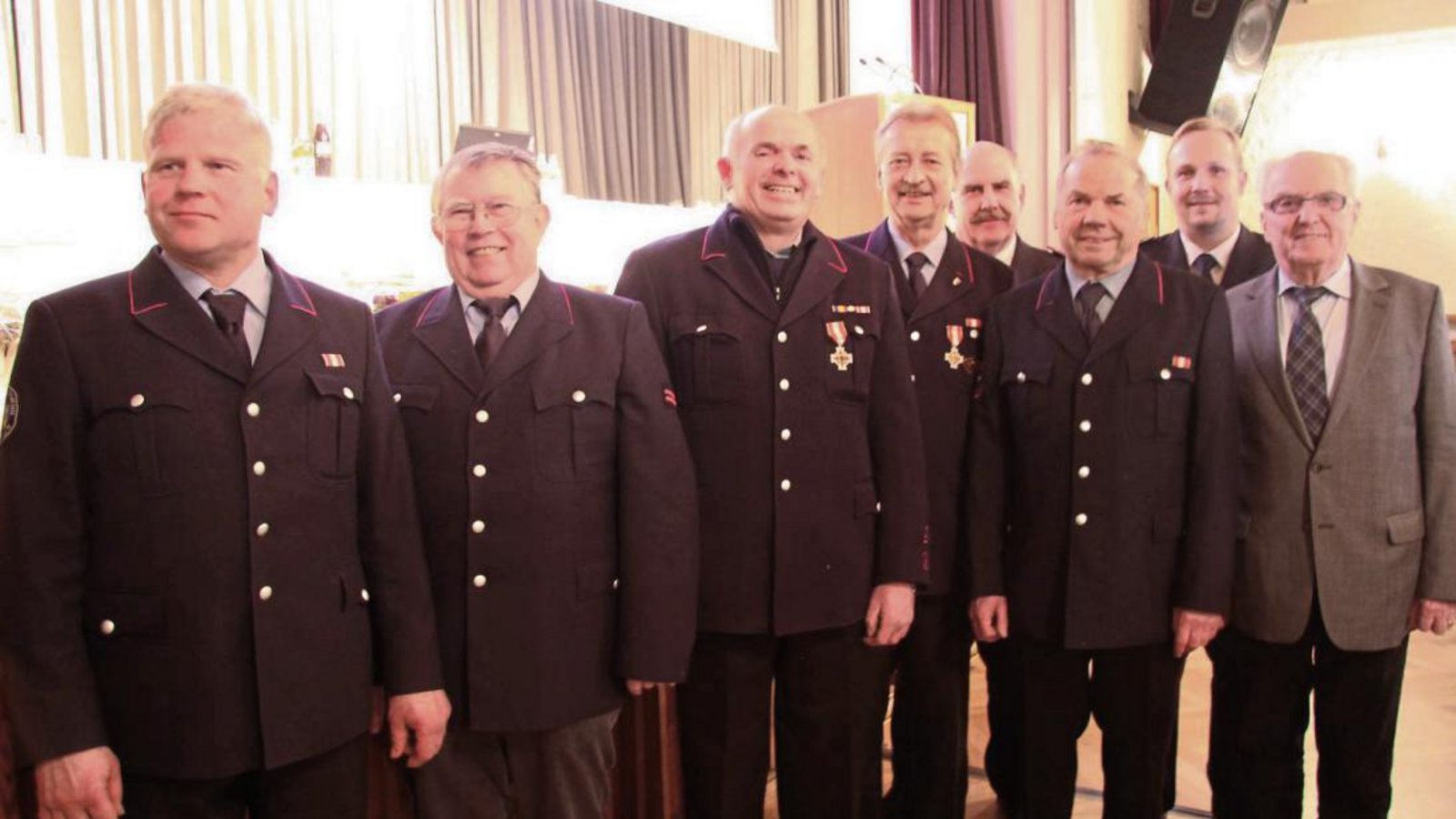 Der bisherige Kommandant Joachim Saalbach (links), Verbandsvorsitzender Martin Rühle (4. von rechts), Kreisbrandmeister Christian Spielvogel (2. von rechts) und der stellvertretende Bürgermeister Winfried Scheuermann (rechts) zeichneten langjährige Mitglieder aus. Fotos: Thaler Der bisherige Kommandant Joachim Saalbach (links), Verbandsvorsitzender Martin Rühle (4. von rechts), Kreisbrandmeister Christian Spielvogel (2. von rechts) und der stellvertretende Bürgermeister Winfried Scheuermann (rechts) zeichneten langjährige Mitglieder aus. Fotos: Thaler