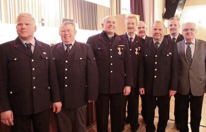 Der bisherige Kommandant Joachim Saalbach (links), Verbandsvorsitzender Martin Rühle (4. von rechts), Kreisbrandmeister Christian Spielvogel (2. von rechts) und der stellvertretende Bürgermeister Winfried Scheuermann (rechts) zeichneten langjährige Mitglieder aus.  Fotos: Thaler