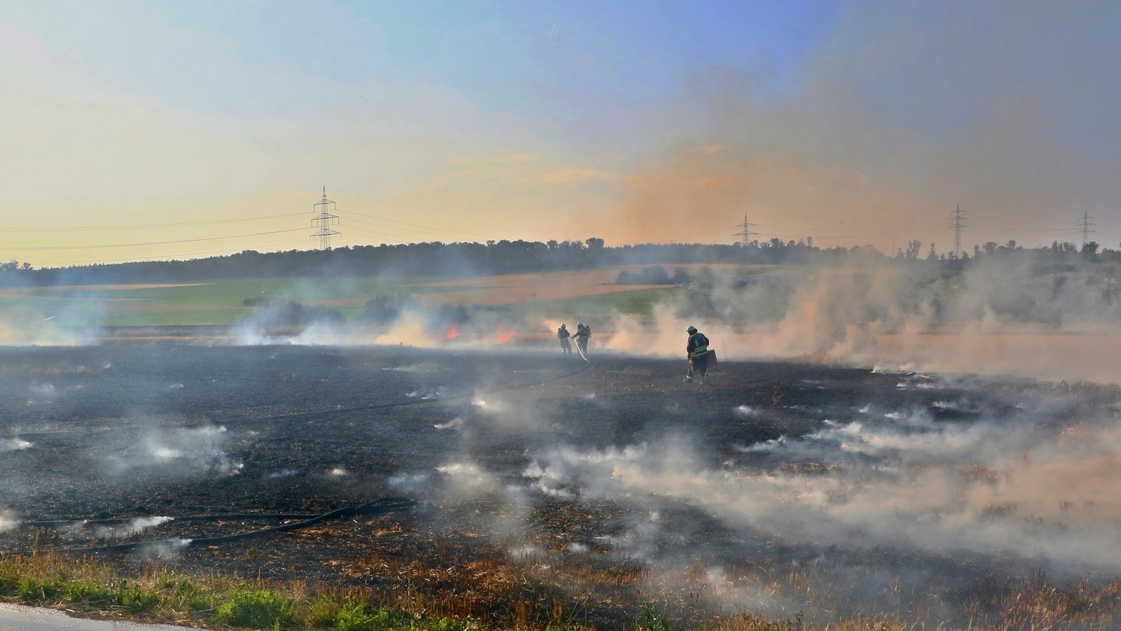 Die Feuerwehr im Einsatz.  Foto: KS-Images.de/Andreas Rometsch