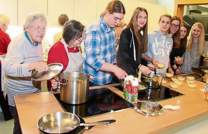 „Alt trifft Jung beim Kochen“ in Oberriexingen. Foto: Gergen