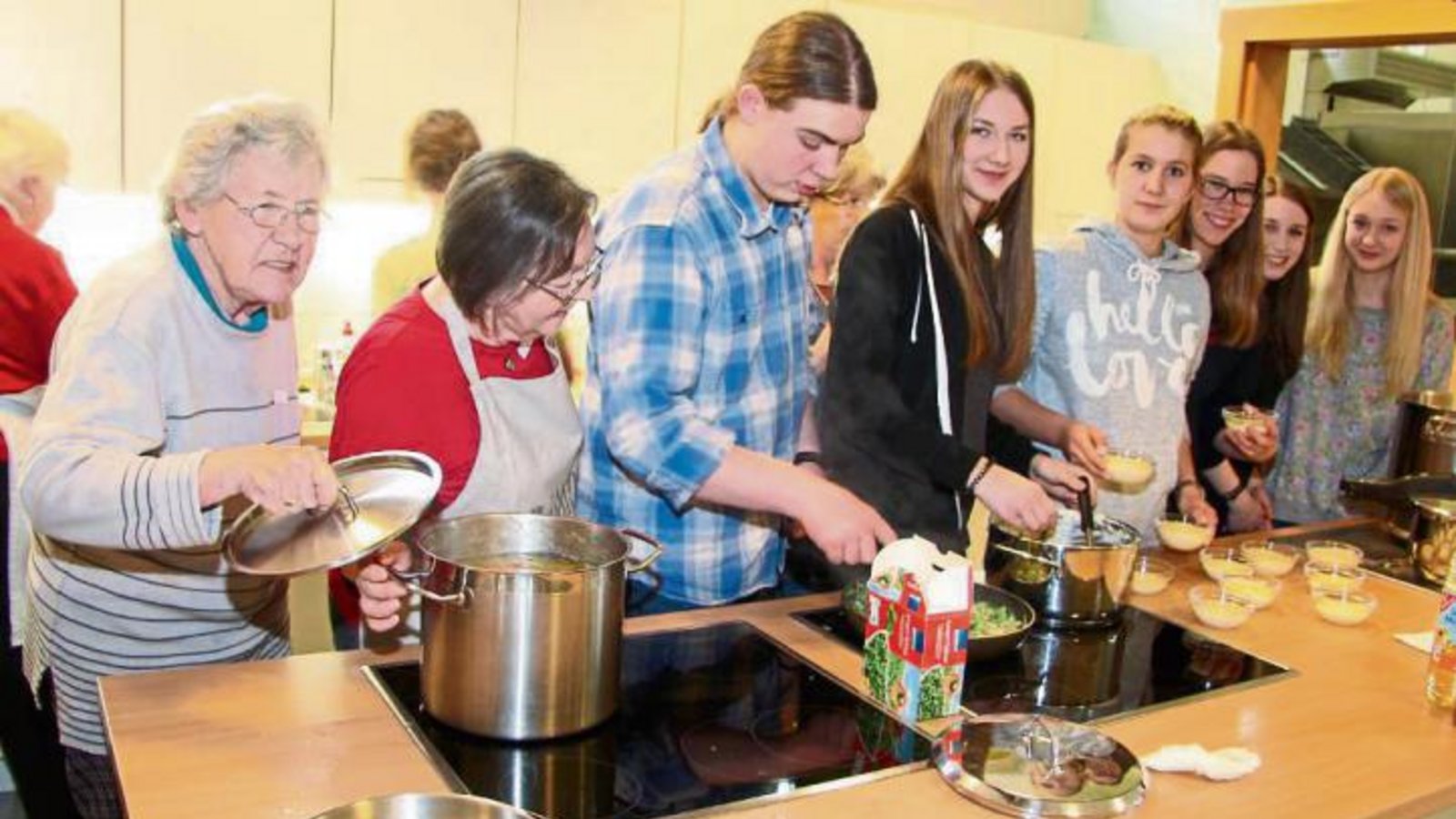 „Alt trifft Jung beim Kochen“ in Oberriexingen. Foto: Gergen „Alt trifft Jung beim Kochen“ in Oberriexingen. Foto: Gergen