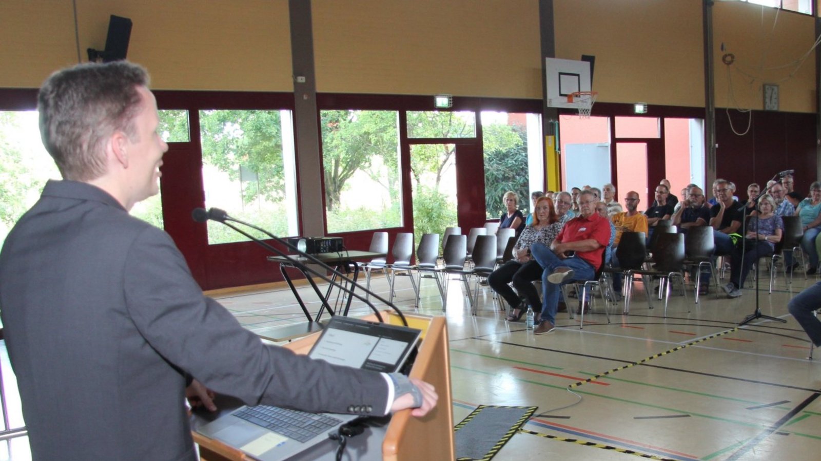 Bürgermeister Carsten Willing begrüßt am Donnerstagabend rund 80 Bürgerinnen und Bürger in der Nussdorfer Gemeindehalle. Fotos: Banholzer Bürgermeister Carsten Willing begrüßt am Donnerstagabend rund 80 Bürgerinnen und Bürger in der Nussdorfer Gemeindehalle. Fotos: Banholzer