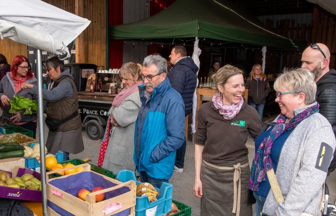 Das Dämmershopping auf dem Schülke’s Hof im Kirbachtal war gut besucht. Hofbesitzerin Sabine Schülke (Dritte von rechts) hat das neue Angebot für regionale Direktvermarkter ins Leben gerufen. <span class='image-autor'>Foto: Kalb</span>