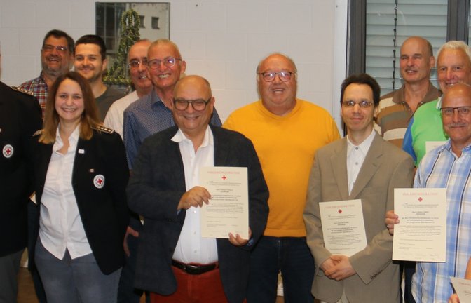 Die anwesenden Geehrten mit Bereitschaftsleiter und -leiterin vom DRK-Ortsverein Bernd Mozer und Melanie Zanardo, Mitte erste Reihe Bürgermeister Jürgen Scholz, rechts hinter ihm in Gelb Herbert Faigle, der für 125-maliges Spenden geehrt wurde. <span class='image-autor'>Foto: Rücker</span>
