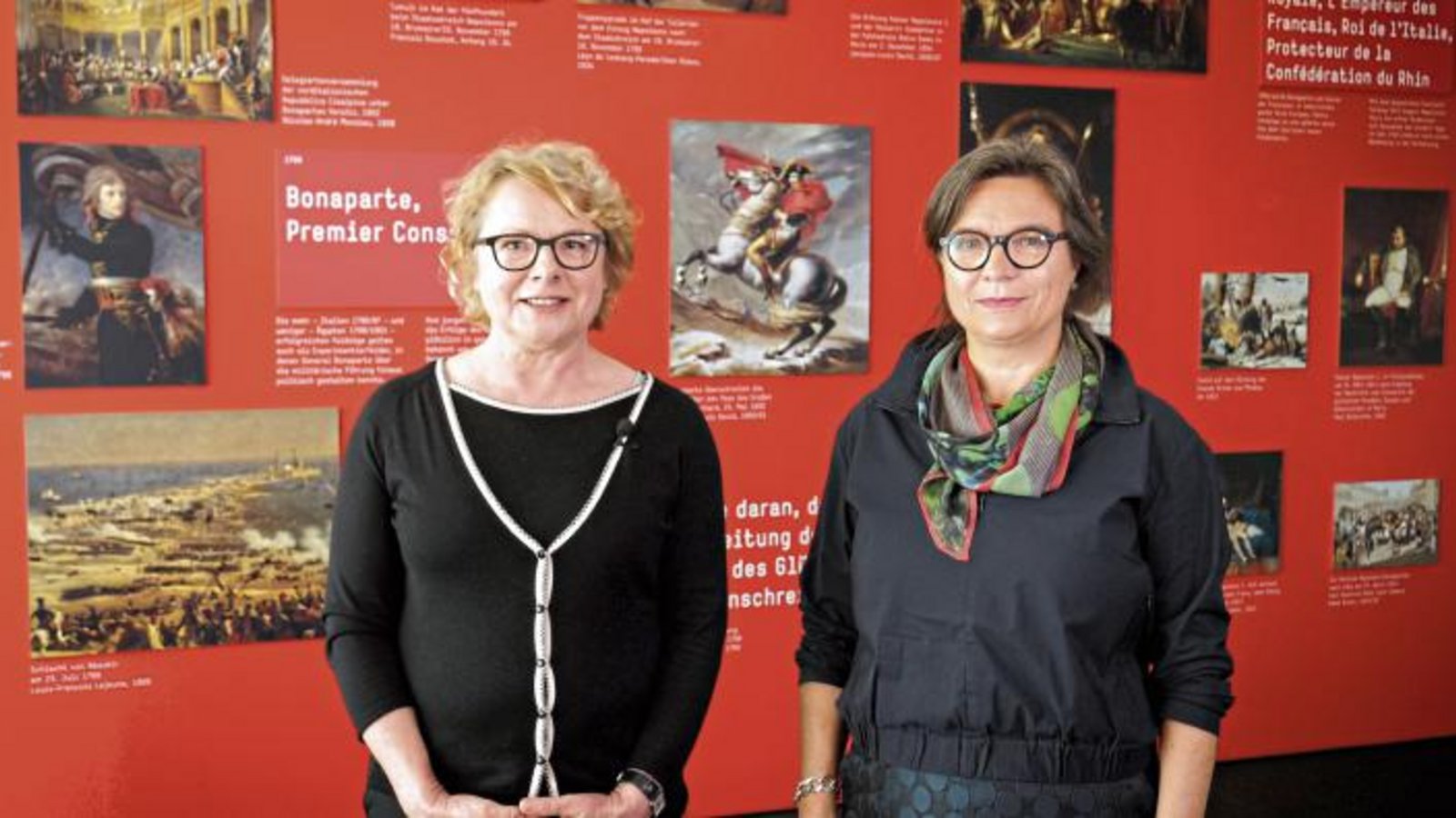 Museumsleiterin Cornelie Holzach (links) und Kuratorin Dr. Martina Eberspächer begrüßen zur virtuellen Führung durch die Napoleon-Ausstellung.  Foto: p