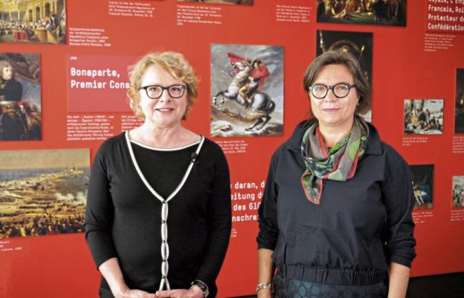 Museumsleiterin Cornelie Holzach (links) und Kuratorin Dr. Martina Eberspächer begrüßen zur virtuellen Führung durch die Napoleon-Ausstellung.  Foto: p