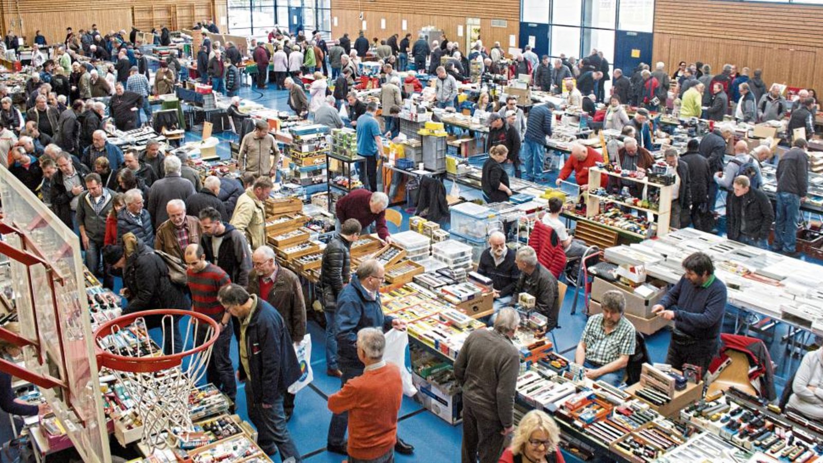 Schon kurz nach Öffnung der Modellbaubörse ist die Sport- und Kulturhalle in Sersheim voll.  Fotos: Friedrich
