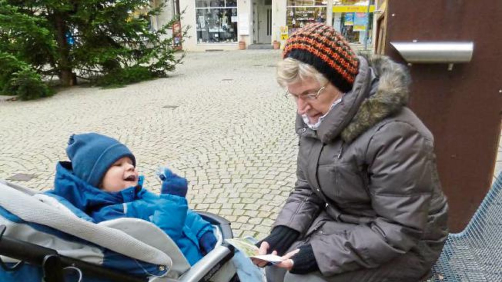 Oma Erna mit Lukas bei einer Vorlesepause vor dem Vaihinger Christbaum.  Foto: Rücker