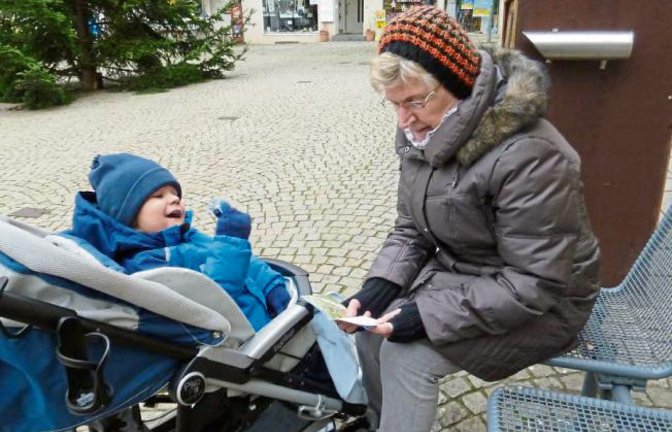 Oma Erna mit Lukas bei einer Vorlesepause vor dem Vaihinger Christbaum.  Foto: Rücker