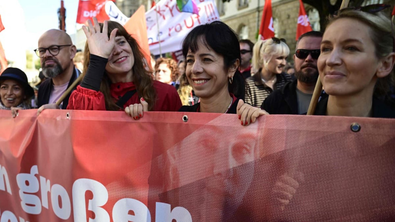 Mitten im linken Kampfgeschehen: Elif Eralp geißelt zusammen mit ihren Genossen die Sozialpolitik der Bundesregierung. Wenn die Wahlsiegerin von Berlin die Hauptstadt regieren will, muss sie aber SPD und Grüne noch überzeugen. Doch jeden Tag werden neue Vorwürfe gegen sie und andere Linke laut.John MacDougall/afp Mitten im linken Kampfgeschehen: Elif Eralp geißelt zusammen mit ihren Genossen die Sozialpolitik der Bundesregierung. Wenn die Wahlsiegerin von Berlin die Hauptstadt regieren will, muss sie aber SPD und Grüne noch überzeugen. Doch jeden Tag werden neue Vorwürfe gegen sie und andere Linke laut.John MacDougall/afp
