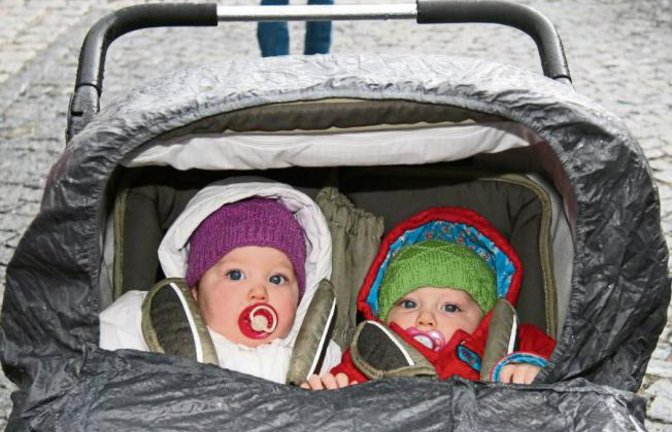 Wetter? Auf die richtige Ausrüstung kommt’s an, wie hier bei Josia und Madita Weiberle auf dem Horrheimer Weihnachtsmarkt.  Foto: Rücker