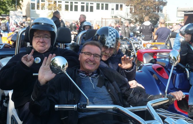 Christian Edel, Gerhard Ros (hinten, von links) und Fahrer Andreas Seifert (vorne) freuen sich schon auf die Ausfahrt.  <span class='image-autor'>Foto: Friedrich</span>