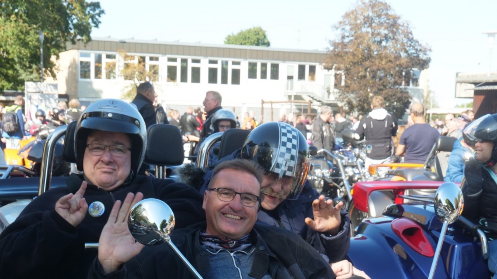 Christian Edel, Gerhard Ros (hinten, von links) und Fahrer Andreas Seifert (vorne) freuen sich schon auf die Ausfahrt.  Foto: Friedrich