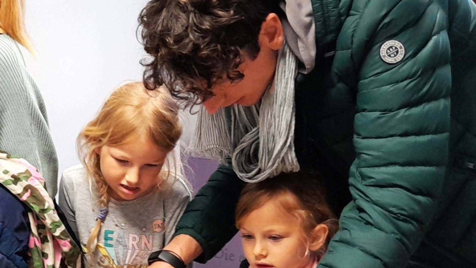 Das Waldenserpuzzle finden auch Erwachsene toll und probieren es gleich aus.