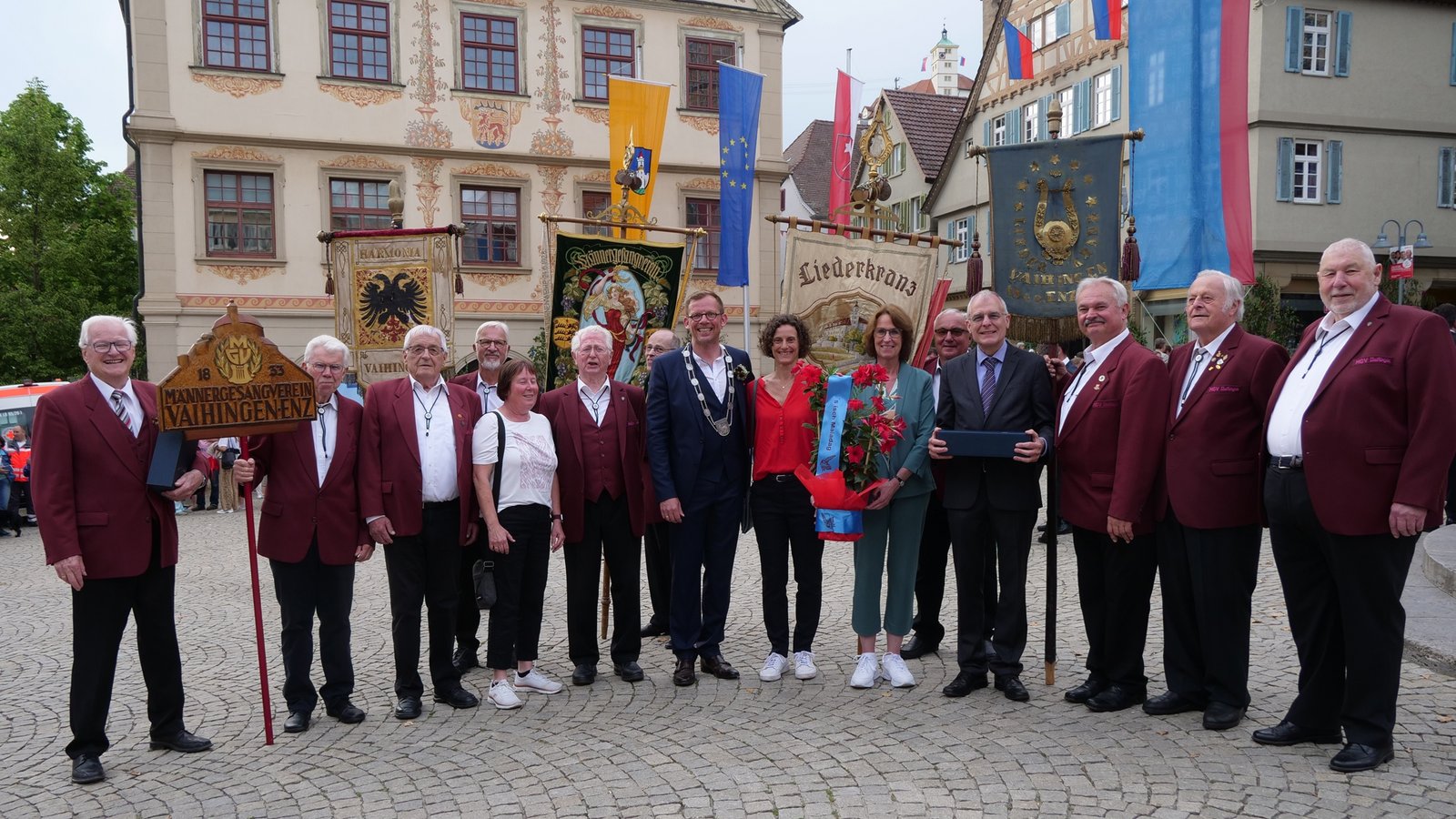 Abschied: Die Vertreter des Männergesangvereins und Bezirkskantor Hansjörg Fröschle werden geehrt.