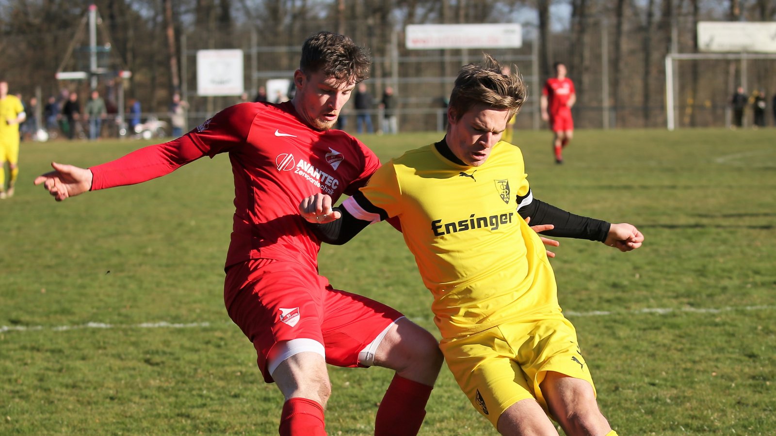 Ensingens Michael Trautmann (rechts) und Horrheims Joshua Krone schenken sich in der Vorsaison nichts. Am Sonntag gilt’s wieder. Foto: Küppers