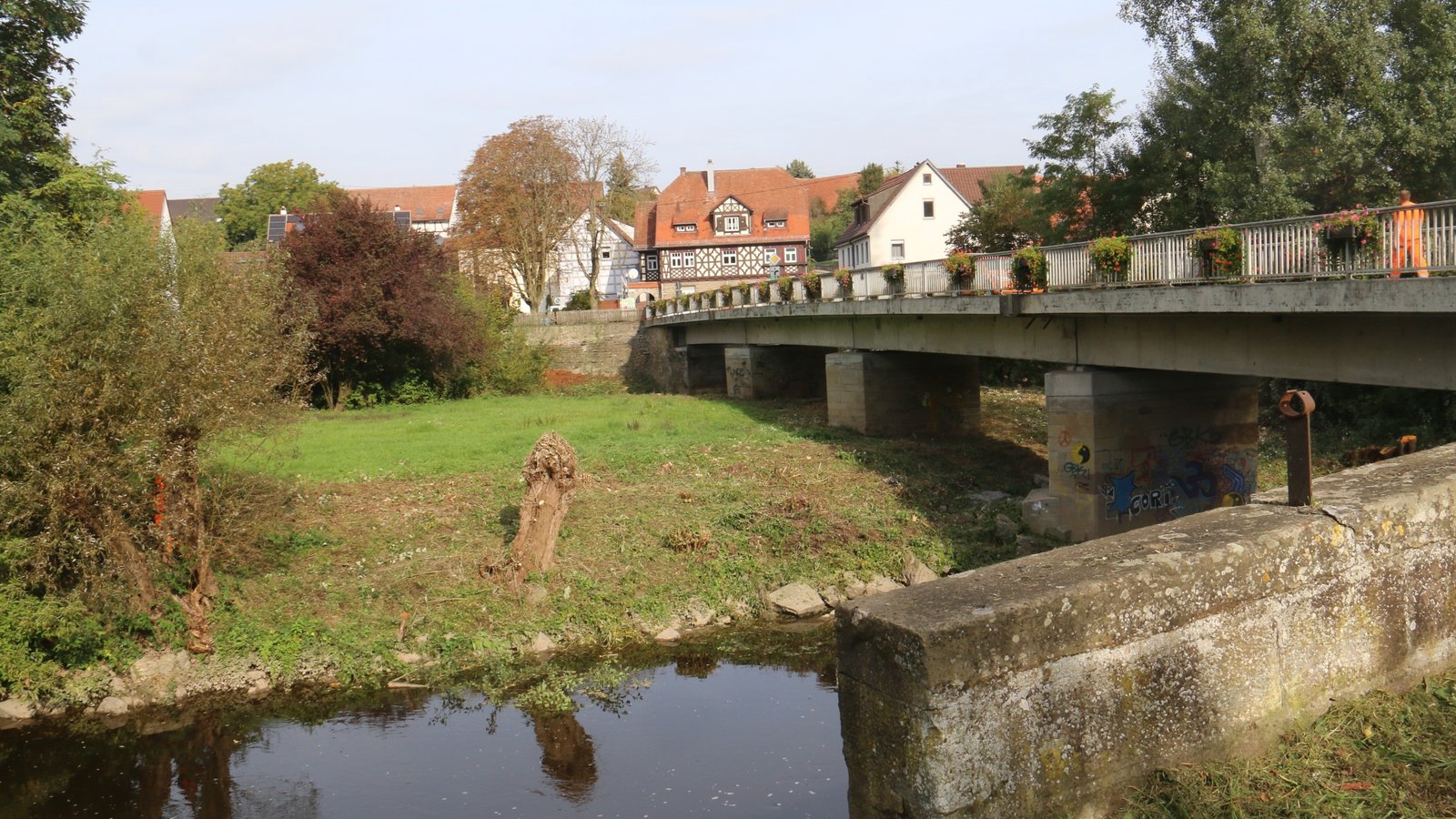 Die Enzbrücke in Oberriexingen ist von nächster Woche an bis zum Ende der Sommerferien gesperrt.  Foto: VKZ-Archiv