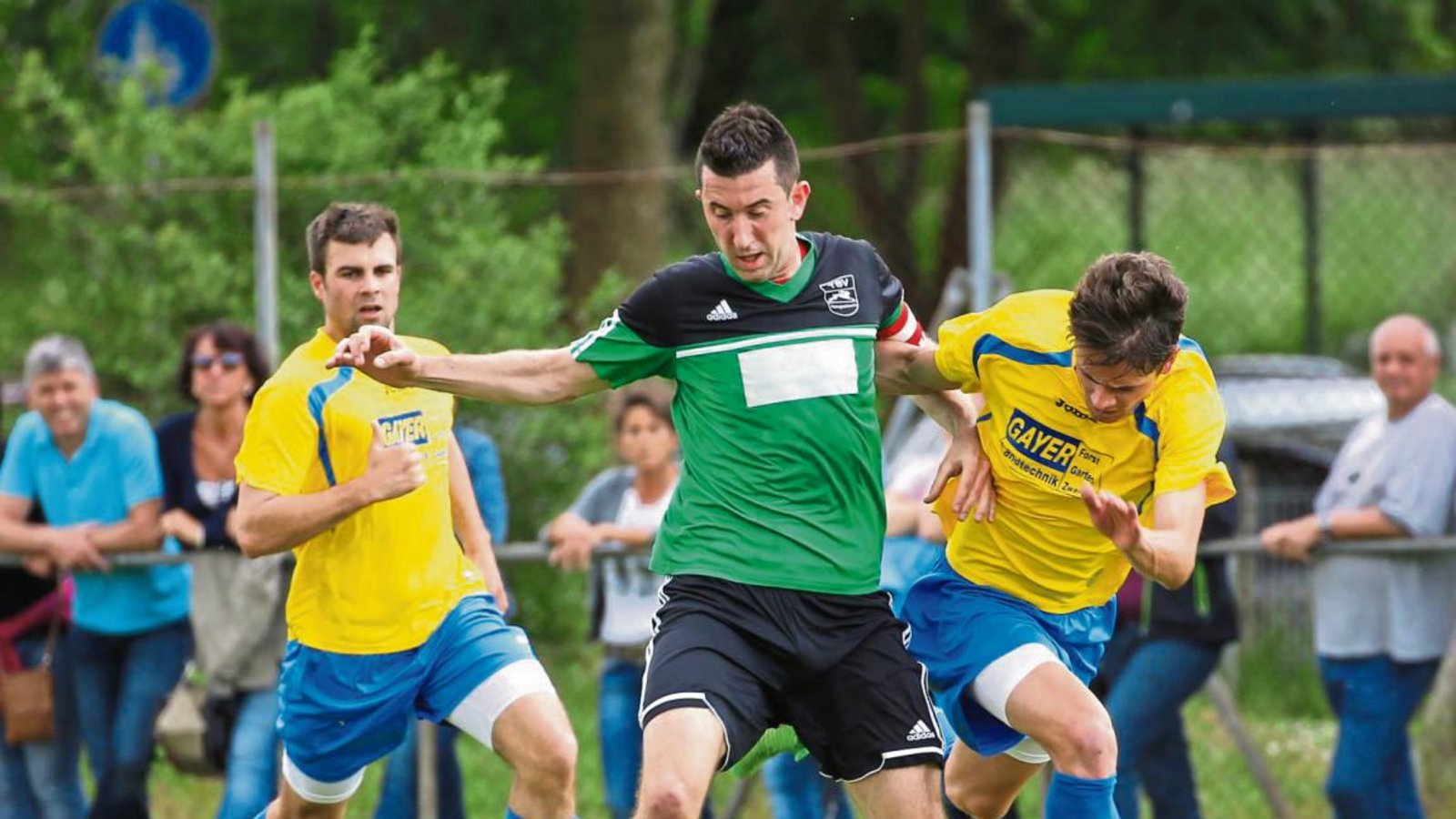 Der TSV Kleinglattbach (Mitte Kapitän Marc Hahn) hat dem TSV Nussdorf gestern ein torloses Unentschieden abgetrotzt. Foto: Küppers Der TSV Kleinglattbach (Mitte Kapitän Marc Hahn) hat dem TSV Nussdorf gestern ein torloses Unentschieden abgetrotzt. Foto: Küppers