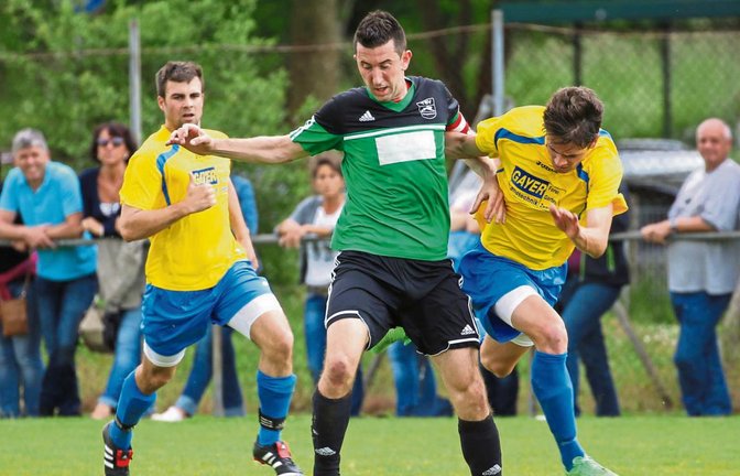 Der TSV Kleinglattbach (Mitte Kapitän Marc Hahn) hat dem TSV Nussdorf gestern ein torloses Unentschieden abgetrotzt. Foto: Küppers