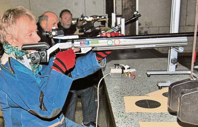Marion Knoch vom KKSV Illingen gewinnt überlegen die Luftgewehr- und Kleinkaliber-aufgelegt-Wertung. Foto: Haller