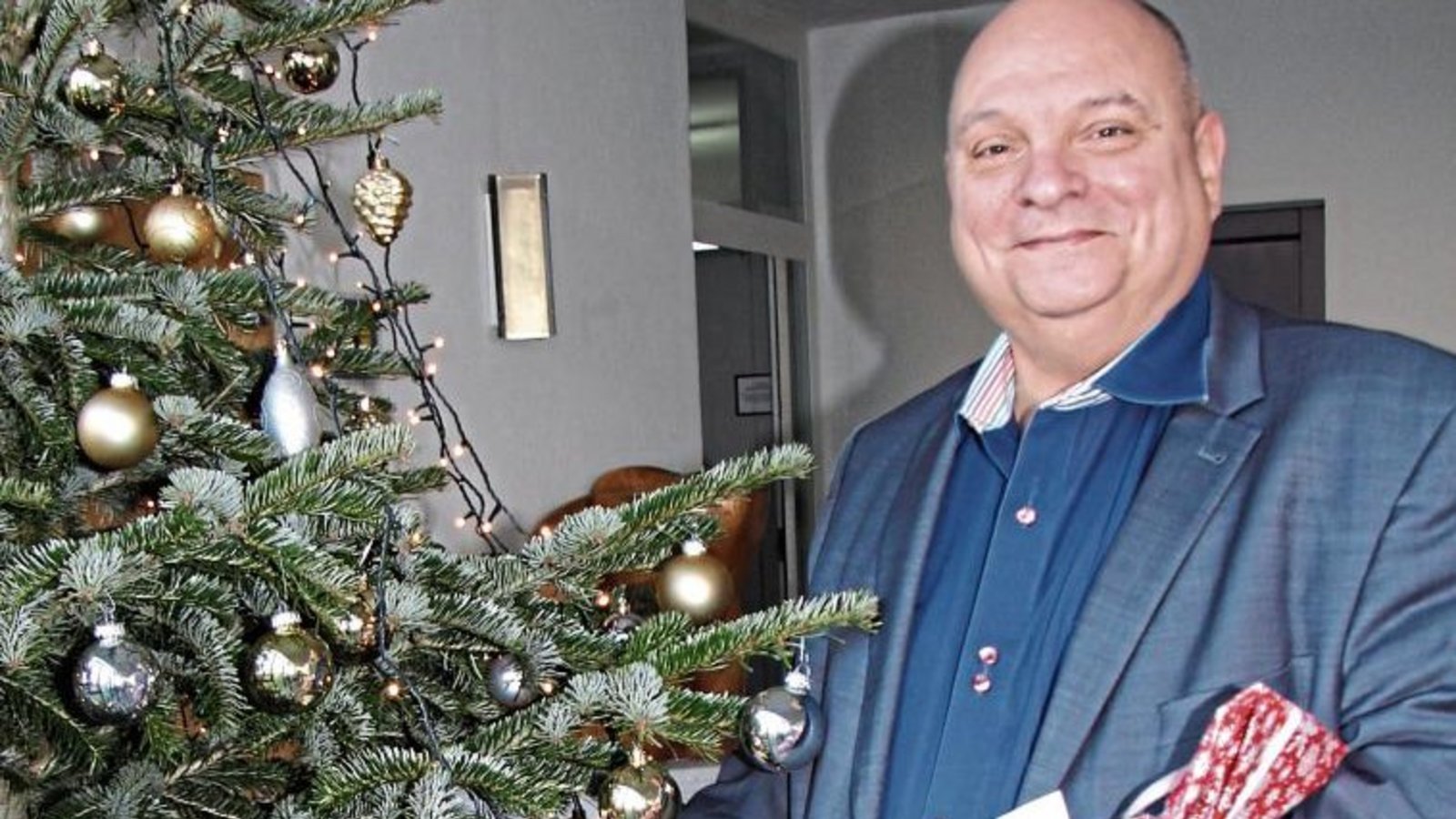 Der „Sersheimer Weihnachtszauber“, bei dem Bürger die Wünsche von 39 Kindern erfüllen können, ist auch für Bürgermeister Jürgen Scholz eine Herzensangelegenheit. Fotos: Banholzer Der „Sersheimer Weihnachtszauber“, bei dem Bürger die Wünsche von 39 Kindern erfüllen können, ist auch für Bürgermeister Jürgen Scholz eine Herzensangelegenheit. Fotos: Banholzer