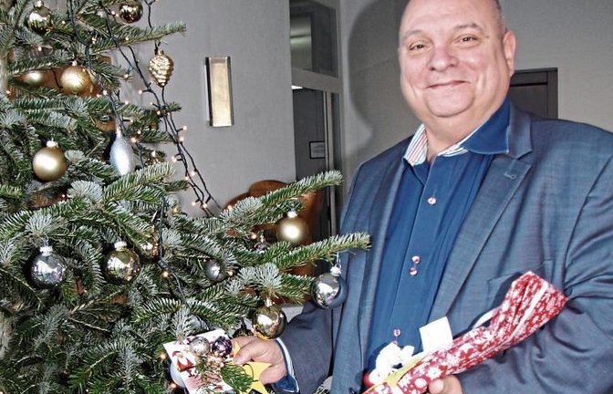 Der „Sersheimer Weihnachtszauber“, bei dem Bürger die Wünsche von 39 Kindern erfüllen können, ist auch für Bürgermeister Jürgen Scholz eine Herzensangelegenheit.  Fotos: Banholzer