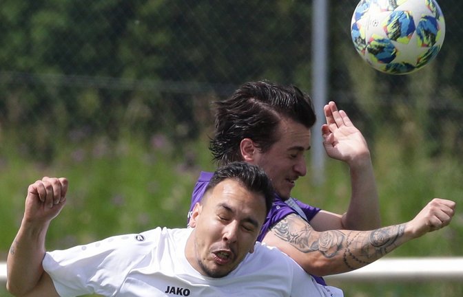 Riexingens Joni Rodrigues Marques (vorne) kämpft gegen Luca-Ernesto Capparelli um die Lufthoheit . Am Ende haben die Gastgeber in Oberriexingen mit 5:0 die Nase vorn. <span class='image-autor'>Foto: Baumann</span>