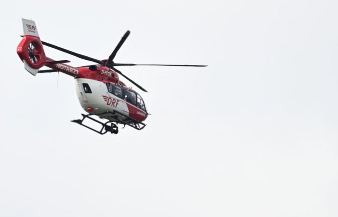 Mit einem Rettungshubschrauber musste ein Fallschirmspringer in eine Klinik geflogen werden.<span class='image-autor'>Bernd Weißbrod/dpa</span>