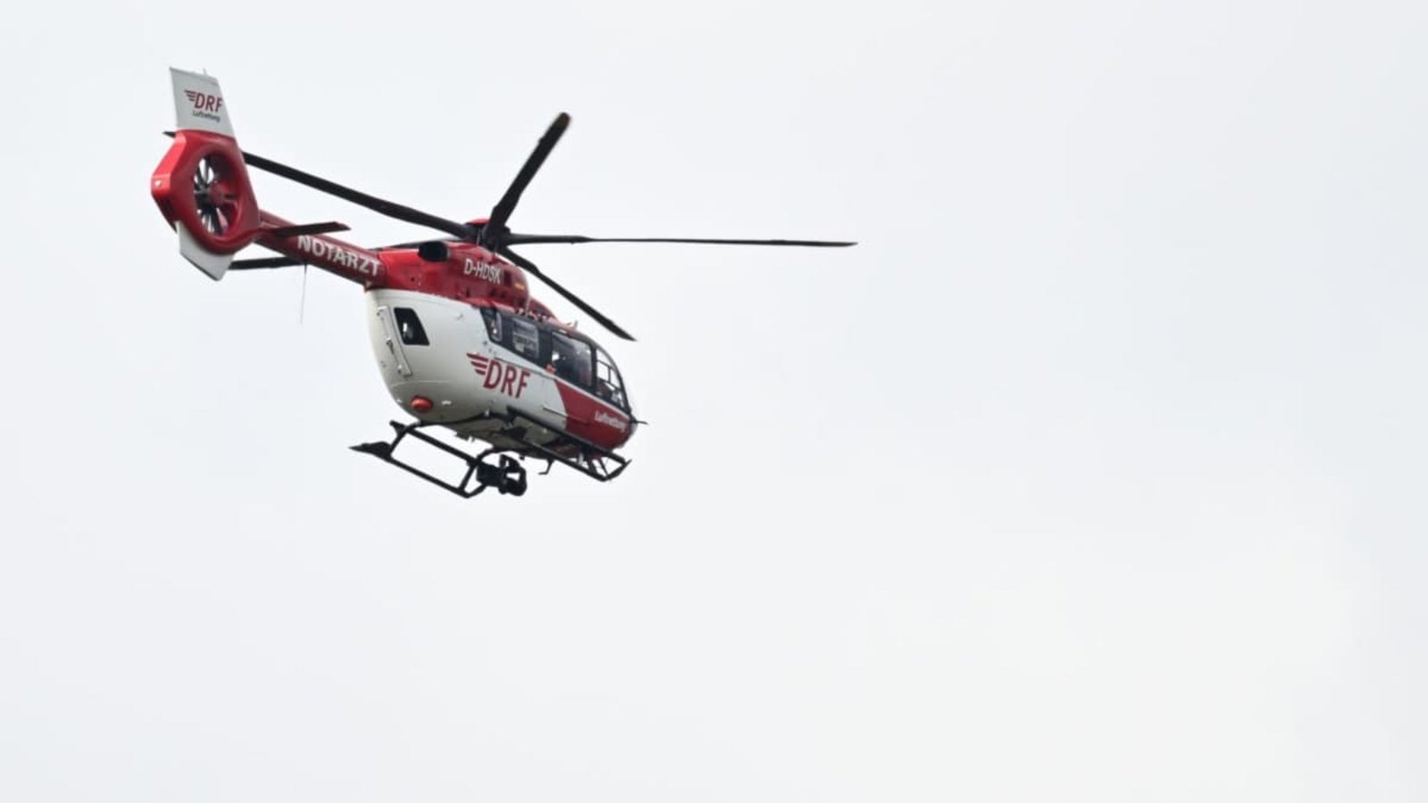 Mit einem Rettungshubschrauber musste ein Fallschirmspringer in eine Klinik geflogen werden.Bernd Weißbrod/dpa Mit einem Rettungshubschrauber musste ein Fallschirmspringer in eine Klinik geflogen werden.Bernd Weißbrod/dpa