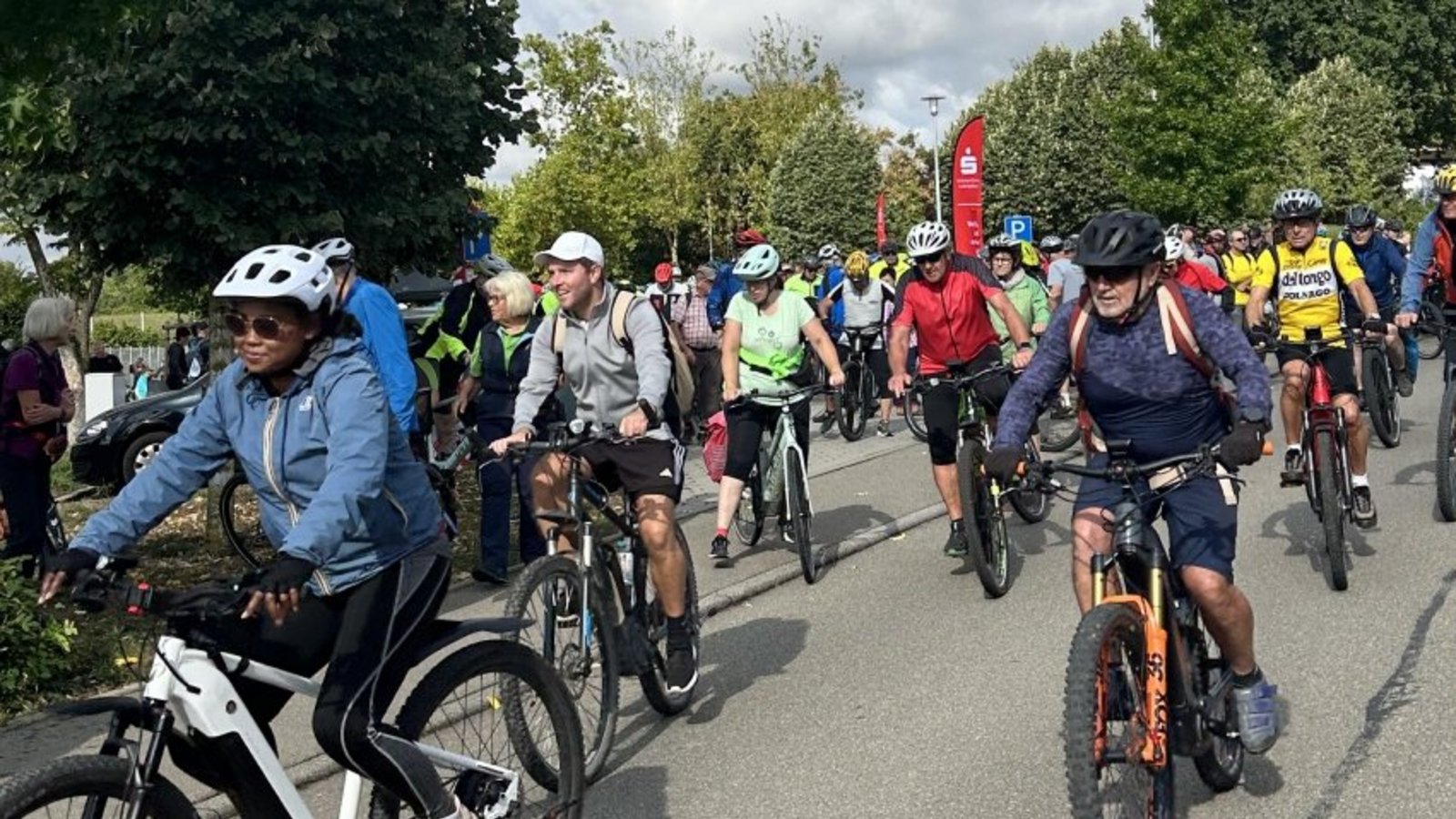 Los geht’s: die Fahrradfahrerinnen und Fahrradfahrer direkt nach dem Startschuss.