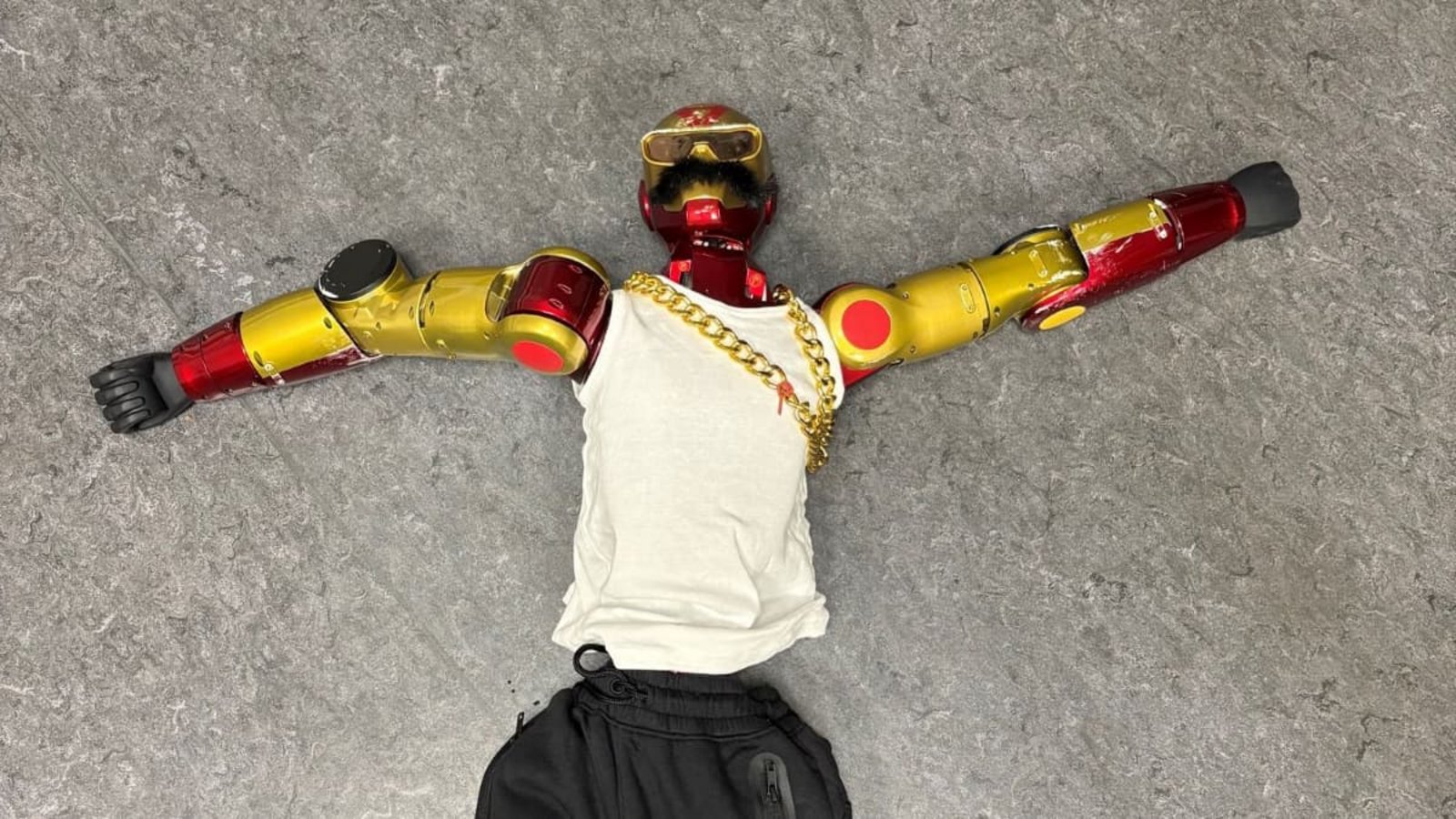 Das Handout der Polizei Köln zeigt das beschlagnahmte Gerät in Köln. Ein Mädchen soll in Köln von einem Roboter sexuell belästigt worden sein.Polizei Köln/dpa Das Handout der Polizei Köln zeigt das beschlagnahmte Gerät in Köln. Ein Mädchen soll in Köln von einem Roboter sexuell belästigt worden sein.Polizei Köln/dpa