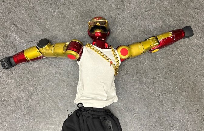 Das Handout der Polizei Köln zeigt das beschlagnahmte Gerät in Köln. Ein Mädchen soll in Köln von einem Roboter sexuell belästigt worden sein.<span class='image-autor'>Polizei Köln/dpa</span>