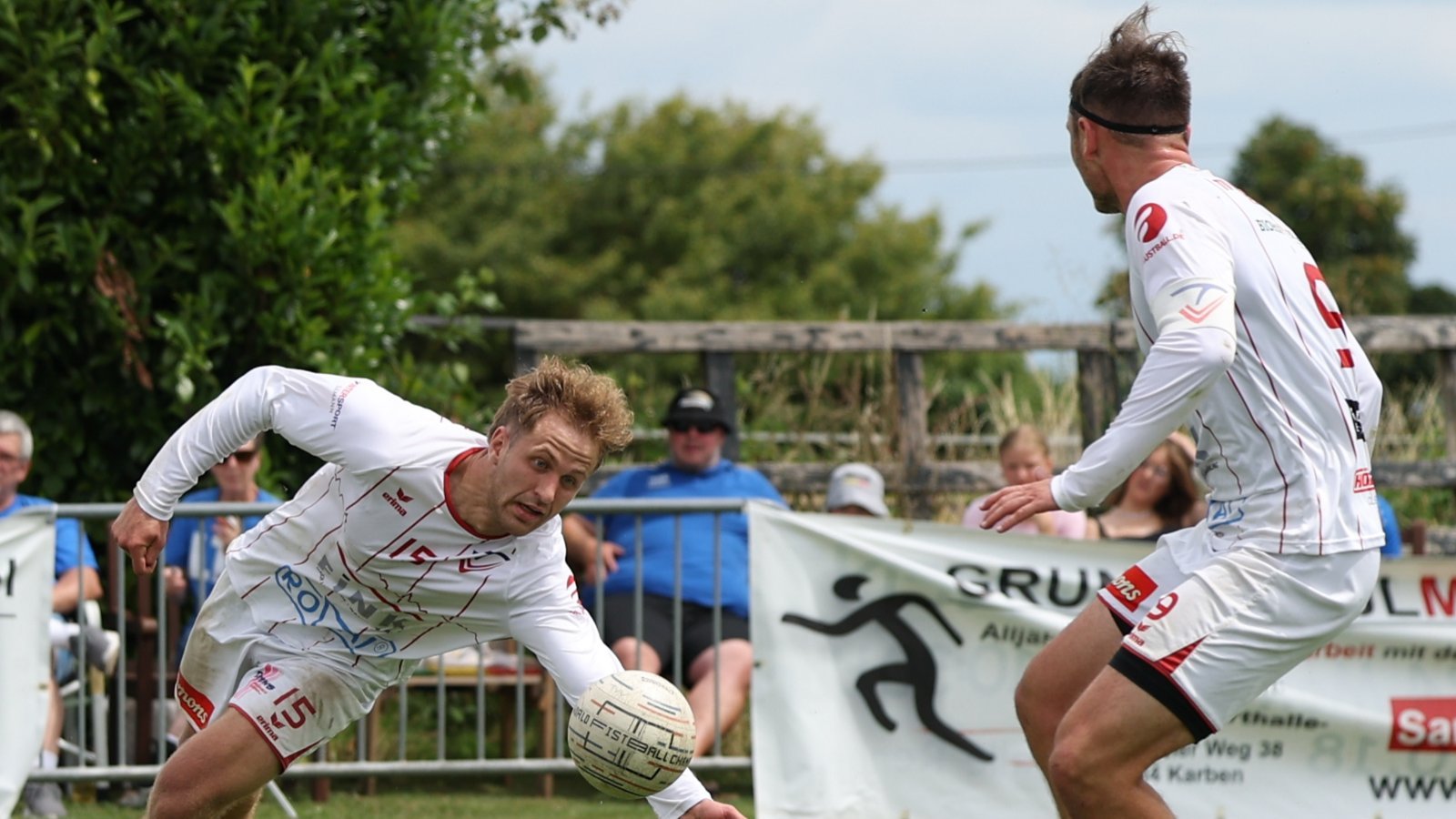 Mit letzter Kraft erwischt Tobias Maurer (links) den Ball bevor er im Feld der Vaihinger einschlägt. Foto: Uwe Spille/Deutsche Faustball Liga