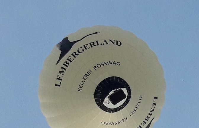 Beim Auricher Feuerwehrfest winkte man sich von unten und oben erst fröhlich zu, dann fuhr der Heißluftballon aus Roßwag über die Feier hinweg und bot einen seltenen Blick in die Ballonhülle.  <span class='image-autor'>Foto: Rücker</span>