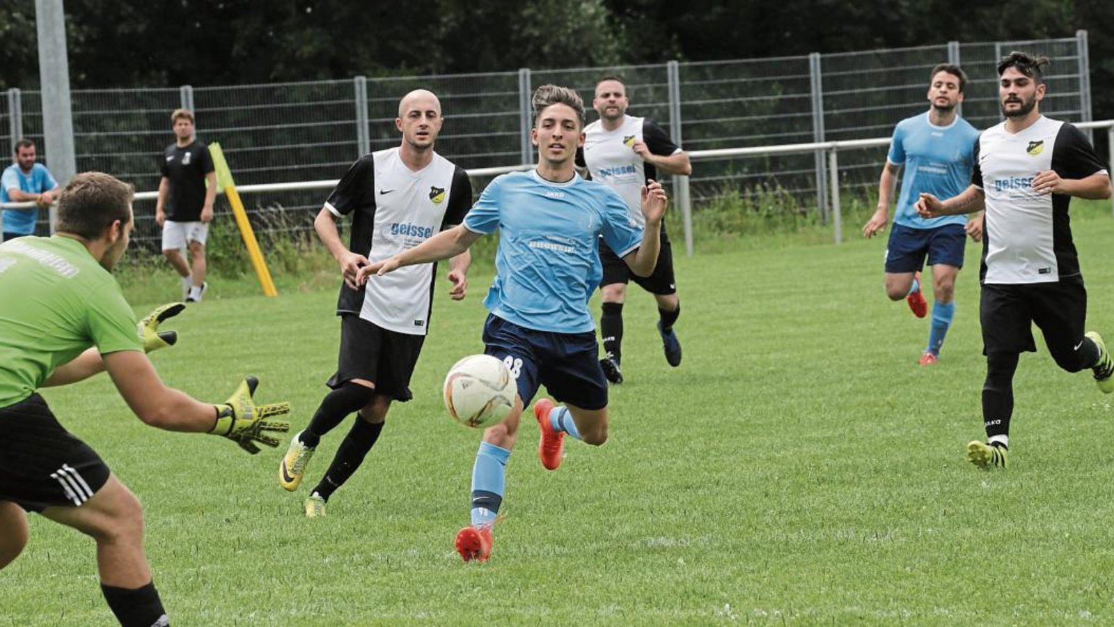 Der TSV Enzweihingen (blaue Trikots) hat in Lienzingen gestern einige Anläufe gebraucht, dann aber mit 2:1 gewonnen. Foto: Küppers Der TSV Enzweihingen (blaue Trikots) hat in Lienzingen gestern einige Anläufe gebraucht, dann aber mit 2:1 gewonnen. Foto: Küppers