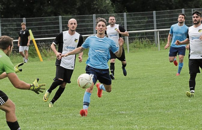 Der TSV Enzweihingen (blaue Trikots) hat in Lienzingen gestern einige Anläufe gebraucht, dann aber mit 2:1 gewonnen.  Foto: Küppers