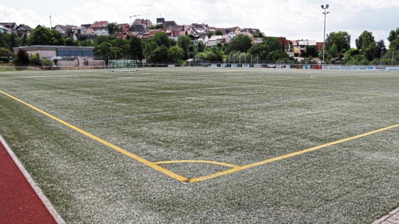 Die Sportplätze in der Region wie hier der Kunstrasenplatz des SC Hohenhaslach bleiben für den Rest der Saison 2020/2021 weiterhin leer. Die Spielzeit ist abgebrochen. Foto: Rücker