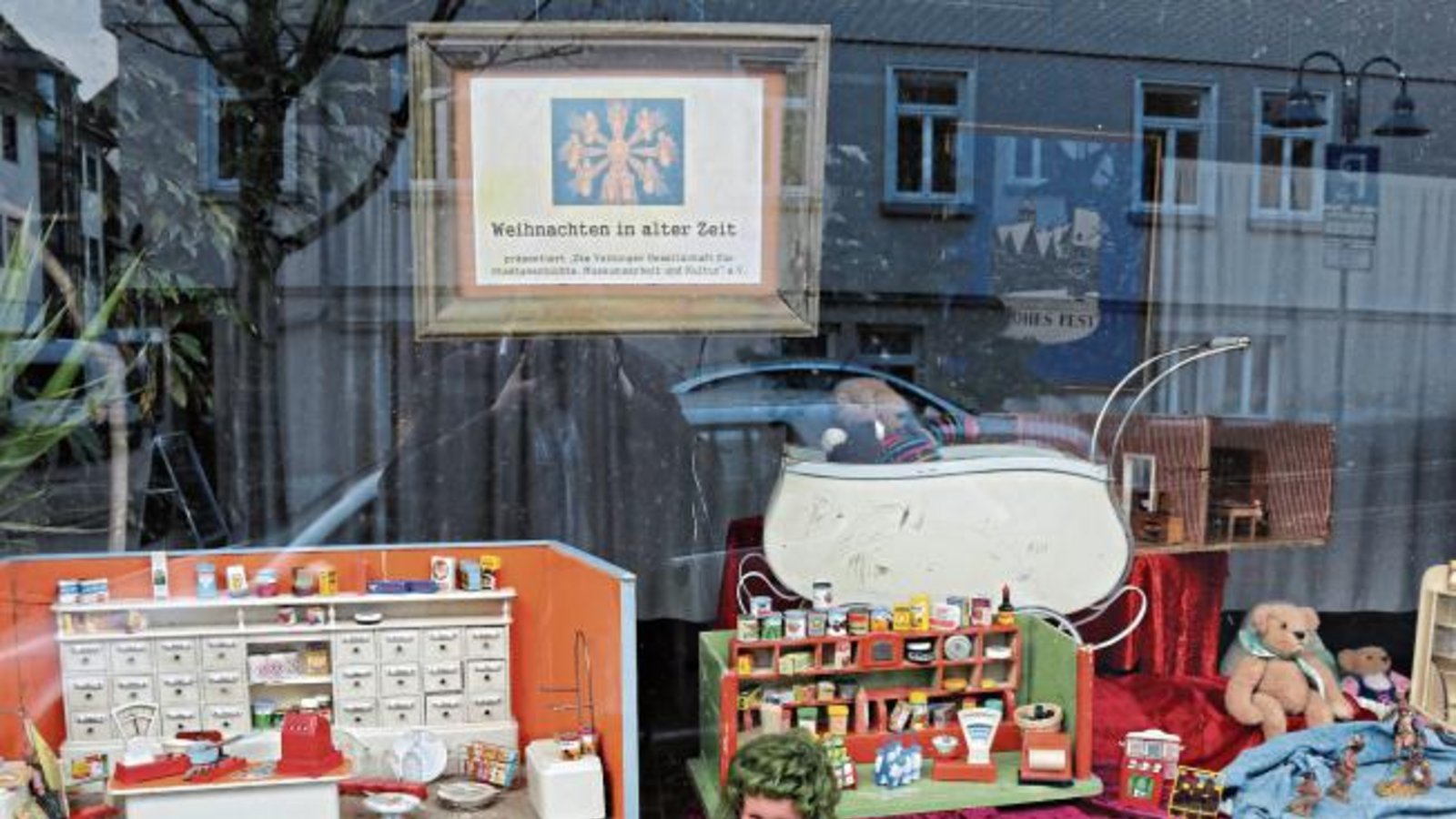 Blickfang im Schaufenster des früheren Feinkostgeschäftes Fladerer in der Heilbronner Straße in Vaihingen: Die Vaihinger Gesellschaft für Stadtgeschichte, Museumsarbeit und Kultur zeigt hier rund ein Dutzend Christbaumständer von 1900 bis 1950 und jede Menge Geschenke unter dem Baum. Da ist die Dampfmaschine zu sehen, Puppen, der Kaufladen, die Eisenbahn. Alle ausgestellten Gegenstände stammen von Vaihinger Familien. Ein wichtiges Ziel der Schaufensterausstellung ist, dass sich Menschen daran erinnern, dass es unterschiedliche Gaben gab, dass Freude und Enttäuschung schon immer zu Weihnachten gehören. Foto: Bögel