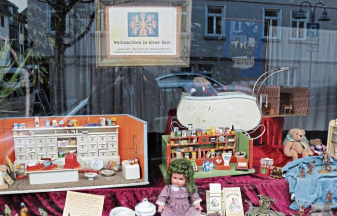 Blickfang im Schaufenster des früheren Feinkostgeschäftes Fladerer in der Heilbronner Straße in Vaihingen: Die Vaihinger Gesellschaft für Stadtgeschichte, Museumsarbeit und Kultur zeigt hier rund ein Dutzend Christbaumständer von 1900 bis 1950 und jede Menge Geschenke unter dem Baum. Da ist die Dampfmaschine zu sehen, Puppen, der Kaufladen, die Eisenbahn. Alle ausgestellten Gegenstände stammen von Vaihinger Familien. Ein wichtiges Ziel der Schaufensterausstellung ist, dass sich Menschen daran erinnern, dass es unterschiedliche Gaben gab, dass Freude und Enttäuschung schon immer zu Weihnachten gehören. Foto: Bögel