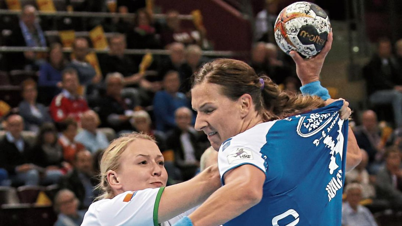 Karolina Kudlacz-Gloc (rechts) von Bundesligist SG BBM Bietigheim führt die polnische Nationalmannschaft als Spielführerin in die Vorrundenspiele in der Ege-Trans-Arena. Foto: Baumann Karolina Kudlacz-Gloc (rechts) von Bundesligist SG BBM Bietigheim führt die polnische Nationalmannschaft als Spielführerin in die Vorrundenspiele in der Ege-Trans-Arena. Foto: Baumann