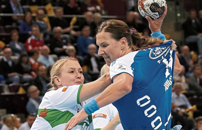 Karolina Kudlacz-Gloc (rechts) von Bundesligist SG BBM Bietigheim führt die polnische Nationalmannschaft als Spielführerin in die Vorrundenspiele in der Ege-Trans-Arena. Foto: Baumann