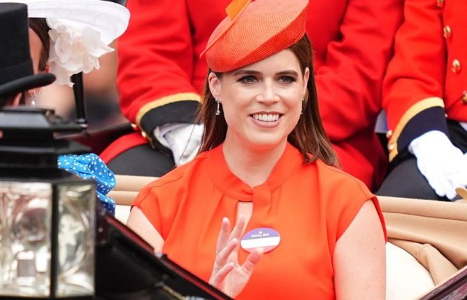 ARCHIV : Prinzessin Eugenie (r) kommt in der königlichen Kutsche am fünften Tag von Royal Ascot auf der Pferderennbahn Ascot an.<span class='image-autor'>James Manning/PA Wire/dpa</span>