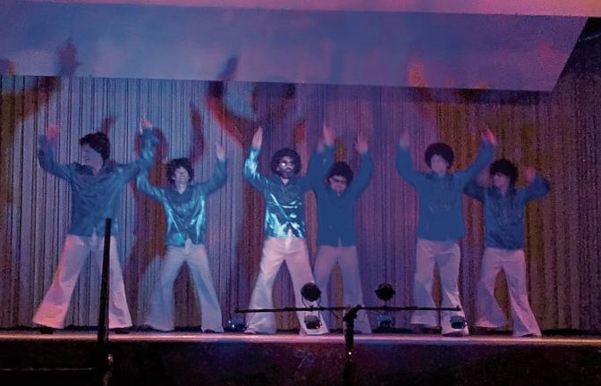 Schrill und voll auf 70er-Jahre getrimmt, versprüht diese Herrengruppe Spaß.  Foto: p